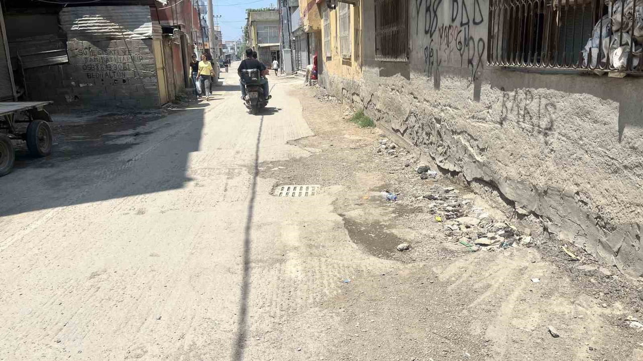 ADANA'DA UZUN SÜREDİR ONARILMAYAN YOLLAR NEDENİYLE İSYAN EDEN MAHALLE SAKİNLERİ, SEYHAN...