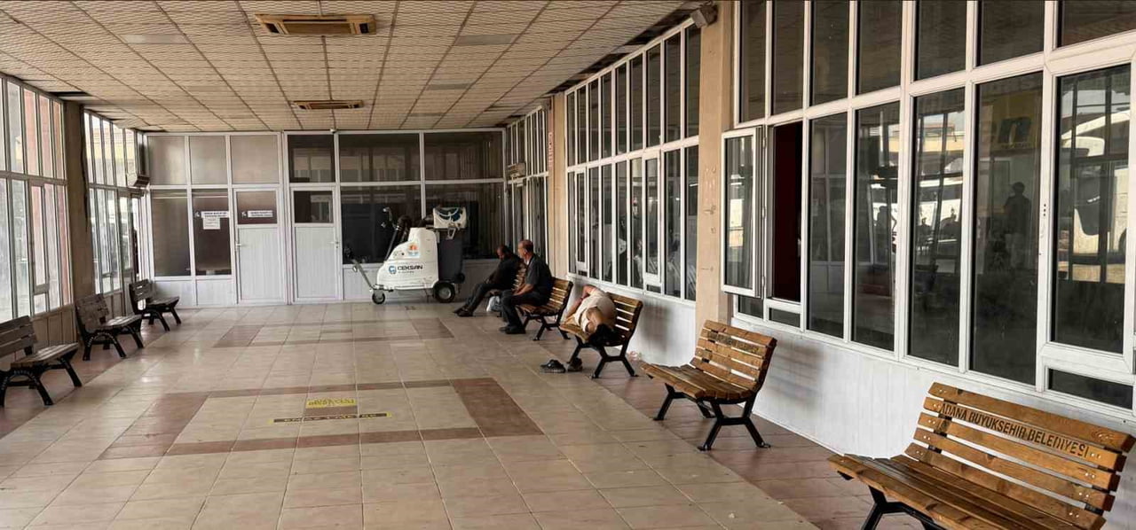 ADANA'DA YAZ SICAKLARININ ETKİSİNİ ARTIRMASIYLA BİRLİKTE ŞEHİRLERARASI OTOBÜS TERMİNALİNDEKİ KLİMA...