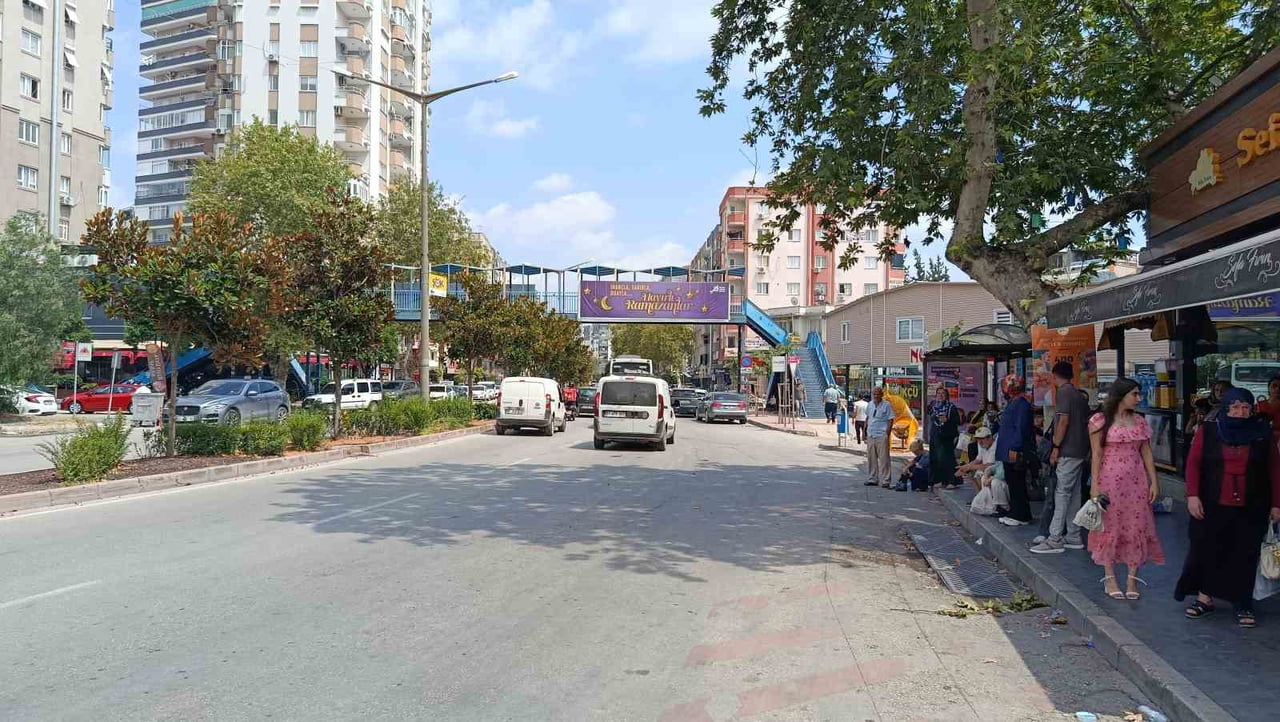 ADANA'DA YOLUN KARŞISINA GEÇMEK İSTEYEN GENÇ KIZ YOLCU MİNİBÜSÜNÜN ÇARPMASI SONUCU HAYATINI...