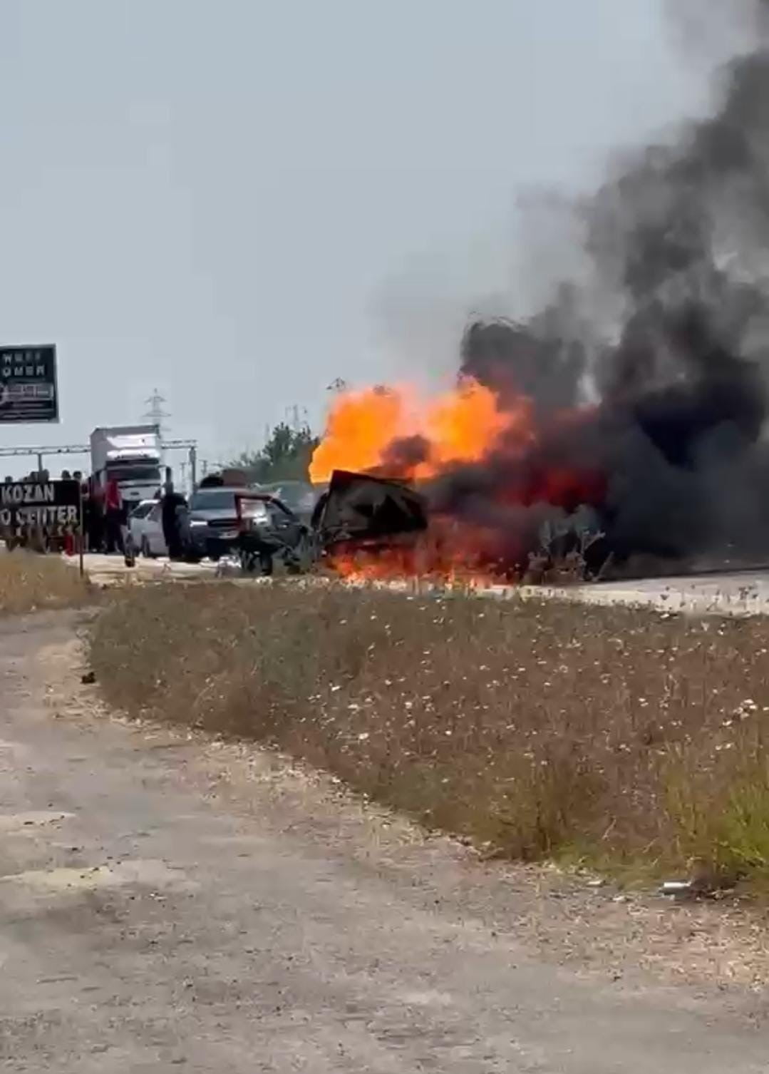 ADANA'NIN KOZAN İLÇESİNDE SEYİR HALİNDEYKEN MOTOR KISMINDAN ÇIKAN YANGIN NEDENİYLE BİR OTOMOBİL...
