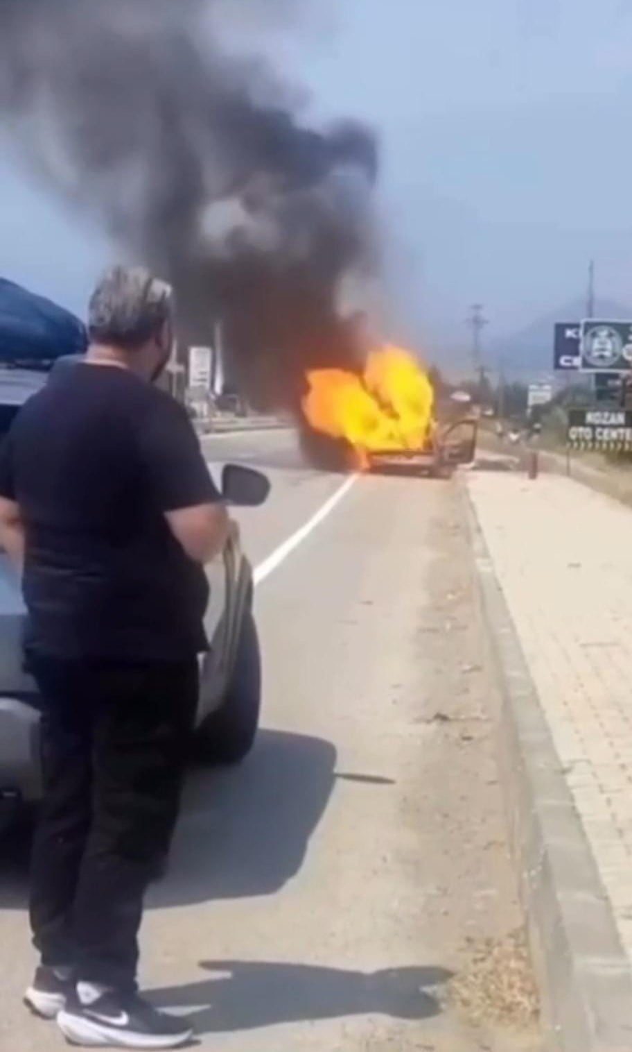 ADANA'NIN KOZAN İLÇESİNDE SEYİR HALİNDEYKEN MOTOR KISMINDAN ÇIKAN YANGIN NEDENİYLE BİR OTOMOBİL...
