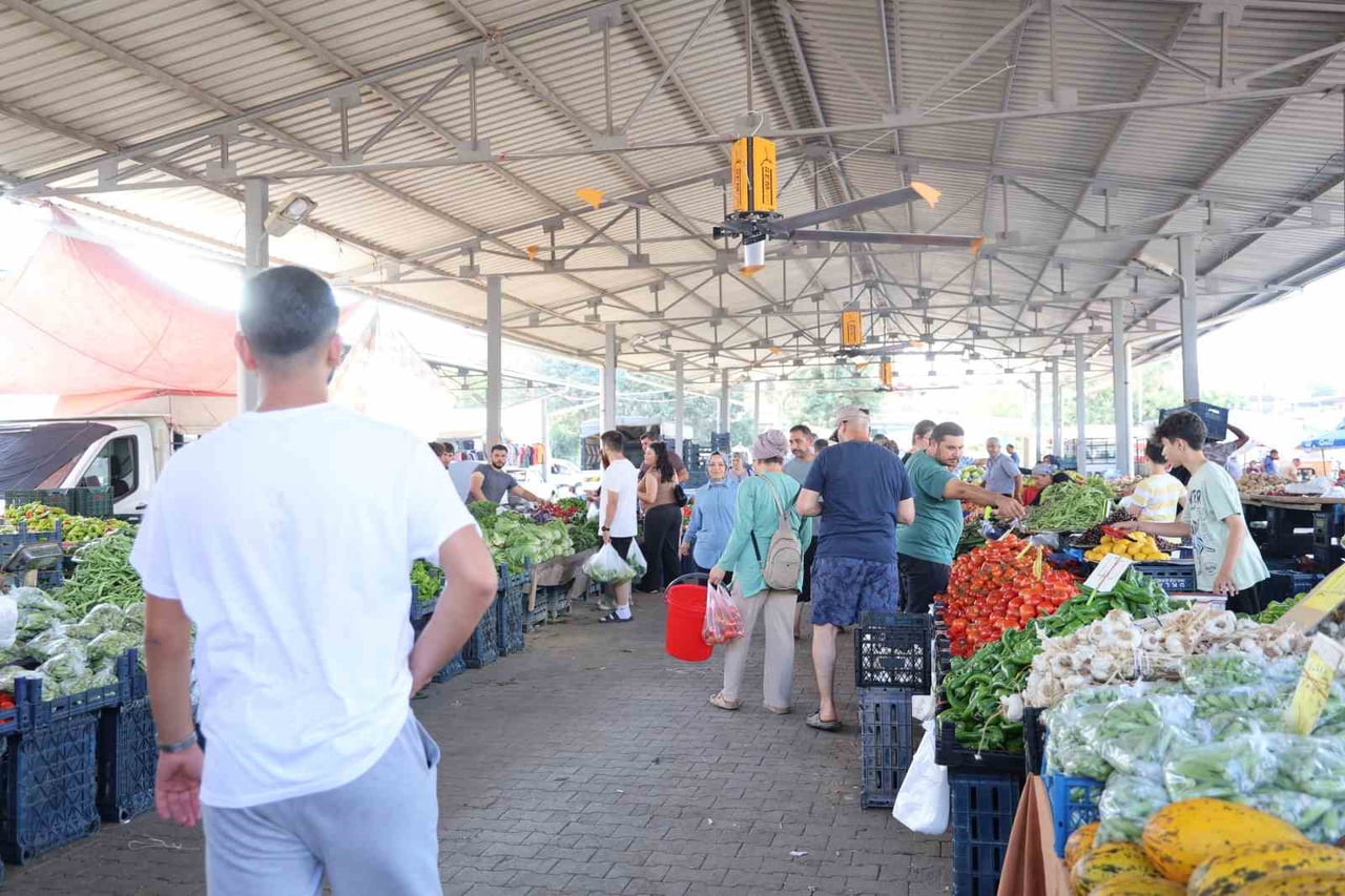 ADANA'NIN KOZAN İLÇESİNDE YAZ SICAKLARININ BUNALTICI ETKİSİNİ AZALTMAK AMACIYLA KAPALI PAZAR...