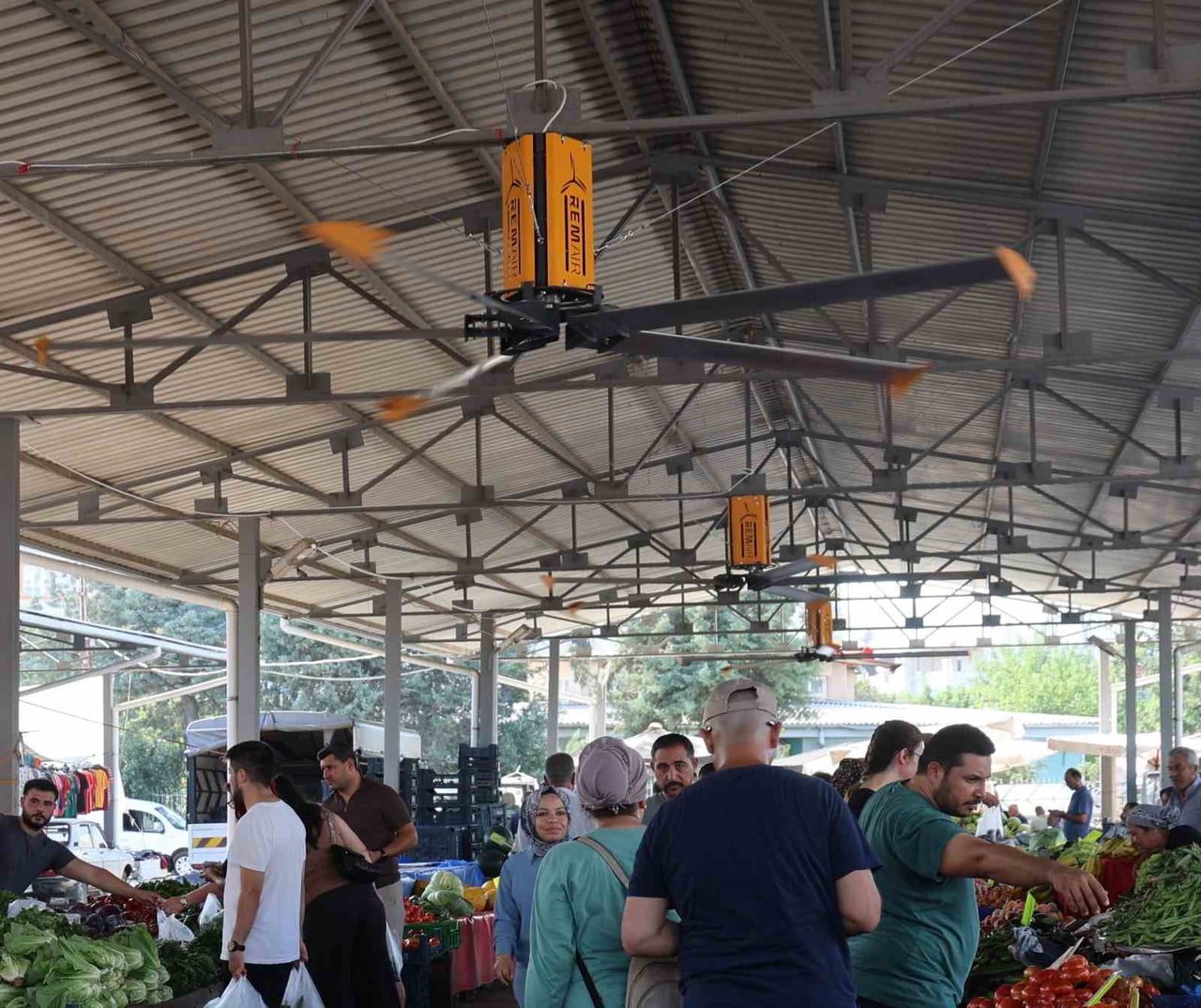 ADANA'NIN KOZAN İLÇESİNDE YAZ SICAKLARININ BUNALTICI ETKİSİNİ AZALTMAK AMACIYLA KAPALI PAZAR...