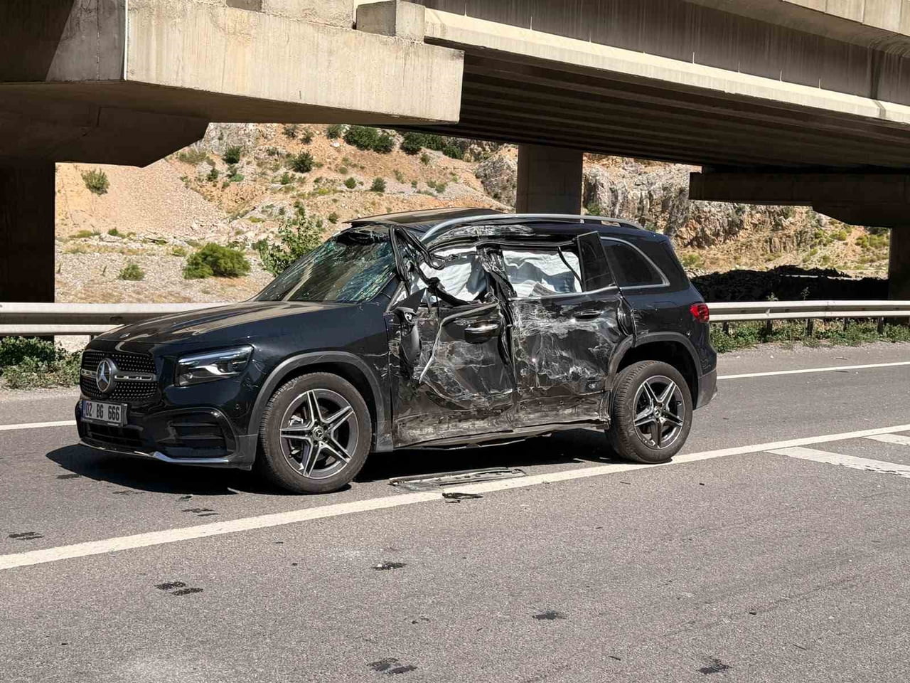 ADANA'NIN POZANTI İLÇESİNDE OTOMOBİL İLE TIRIN ÇARPIŞMASI SONUCU 2 KİŞİ YARALANDI.