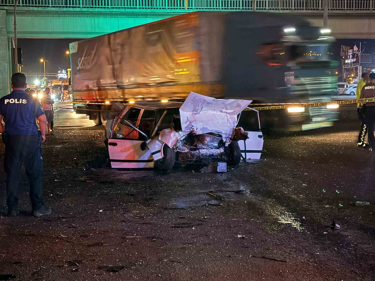 ADANA'NIN POZANTI İLÇESİNDE, TRAFİK IŞIKLARINDA BEKLEYEN ARACA ÇARPAN OTOMOBİLİN SÜRÜCÜSÜ HAYATINI...