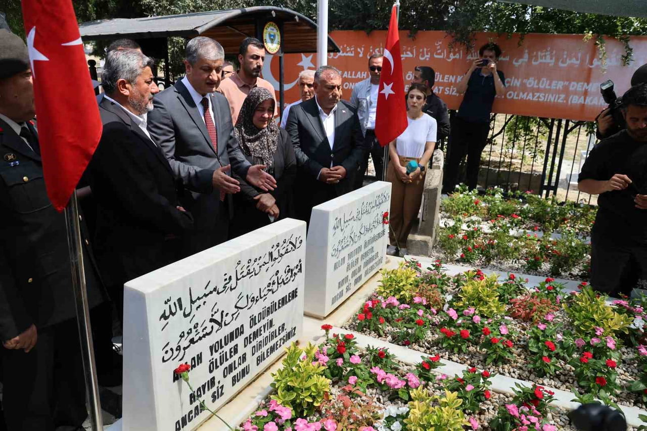 ADANA’DA 15 TEMMUZ DARBE GİRİŞİMİ SIRASINDA ANKARA’DA ŞEHİT EDİLEN POLİS MEMURU İKİZLER AHMET VE...