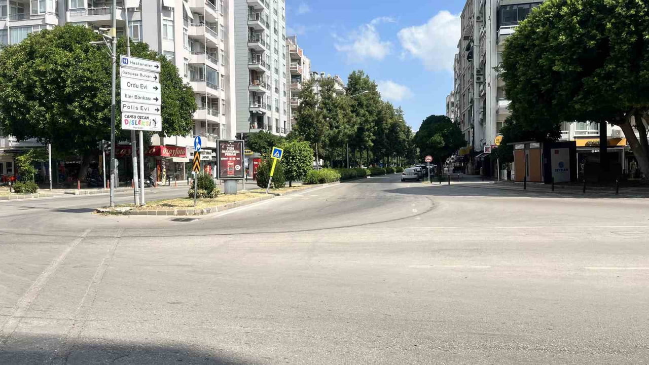 ADANA’DA HİSSEDİLEN HAVA SICAKLIĞI NEM İLE BİRLİKTE 40 DERECEYE YAKLAŞINCA VATANDAŞLAR HAFTA...