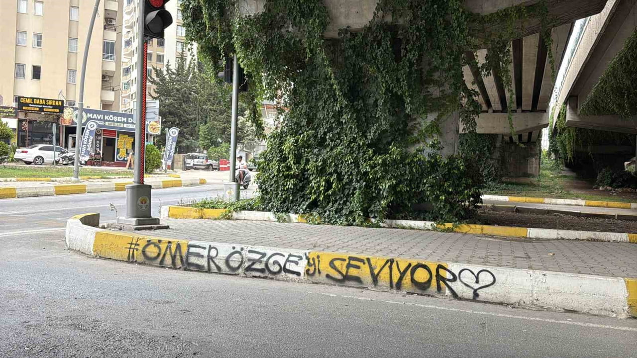 ADANA’DA KİMLİĞİ BELİRSİZ KİŞİ VEYA KİŞİLERCE CADDE VE SOKAKLARA SPREY BOYA İLE ‘ÖMER ÖZGE’Yİ...