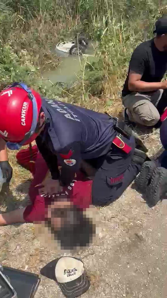 ADANA’DA SULAMA KANALINA DEVRİLEN OTOMOBİLDEKİ ANNE VE OĞLU KURTARILAMAYARAK HAYATI KAYBETTİ....