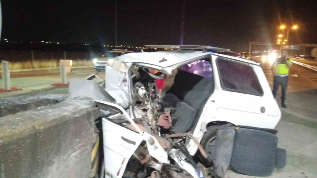 ADANA’DA, TARSUS-ADANA-GAZİANTEP (TAG) OTOYOLU CEYHAN GİŞELERİNDE BETON BARİYERE ÇARPAN OTOMOBİL...