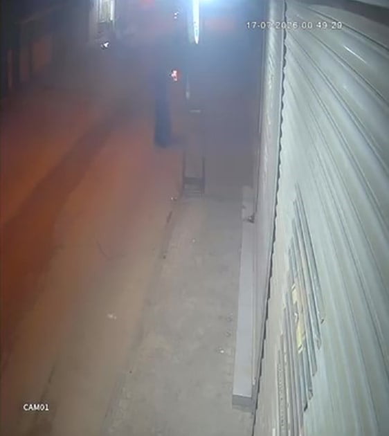 ADANA KİMLİĞİ GİZLEMEK İÇİN ÇARŞAF GİYEN ŞÜPHELİ, BİR İŞYERİNE SİLAHLI SALDIRI DÜZENLENDİ. O ANLAR...