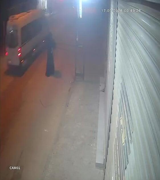 ADANA KİMLİĞİ GİZLEMEK İÇİN ÇARŞAF GİYEN ŞÜPHELİ, BİR İŞYERİNE SİLAHLI SALDIRI DÜZENLENDİ. O ANLAR...