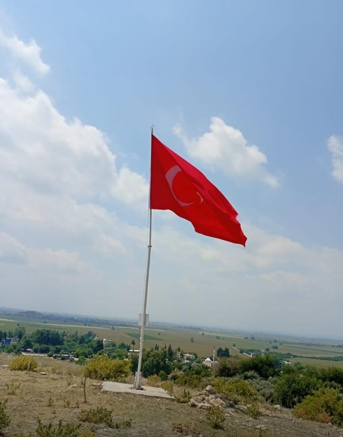 ADANA KOZAN BELEDİYE BAŞKANI MUSTAFA ATLI'NIN TALİMATIYLA BELEDİYE EKİPLERİ BAYRAK DİREĞİNİ...