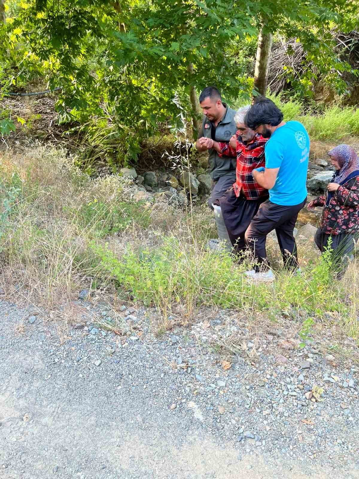 ADANA’NIN KOZAN İLÇESİNDE DEVRİYEYE ÇIKAN ORMAN EKİPLERİ, KAYALIKLARDAN DÜŞEREK YARALANAN KİŞİYİ...