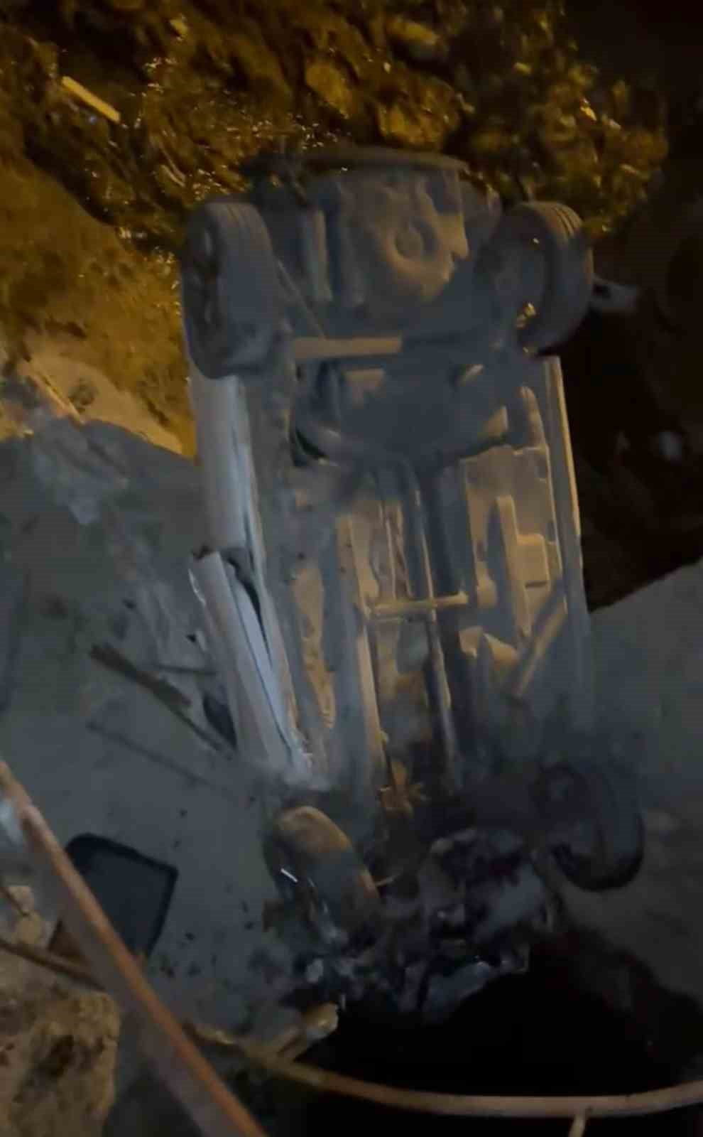 ADANA’NIN KOZAN İLÇESİNDE KONTROLDEN ÇIKAN OTOMOBİL DERE YATAĞINA DÜŞTÜ