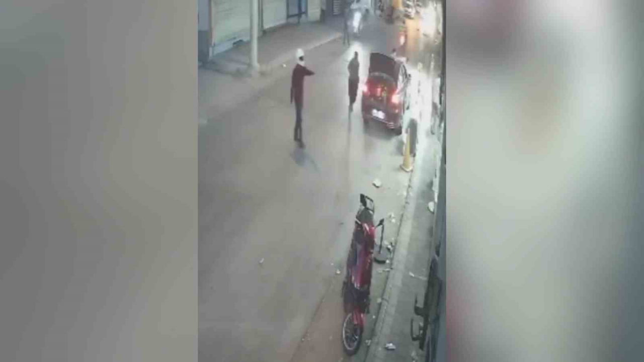 ADANA’NIN YÜREĞİR İLÇESİNDE BİR İŞ YERİNE DÜZENLENEN SİLAHLI SALDIRIDA 1 KİŞİ YARALANDI. OLAYIN...