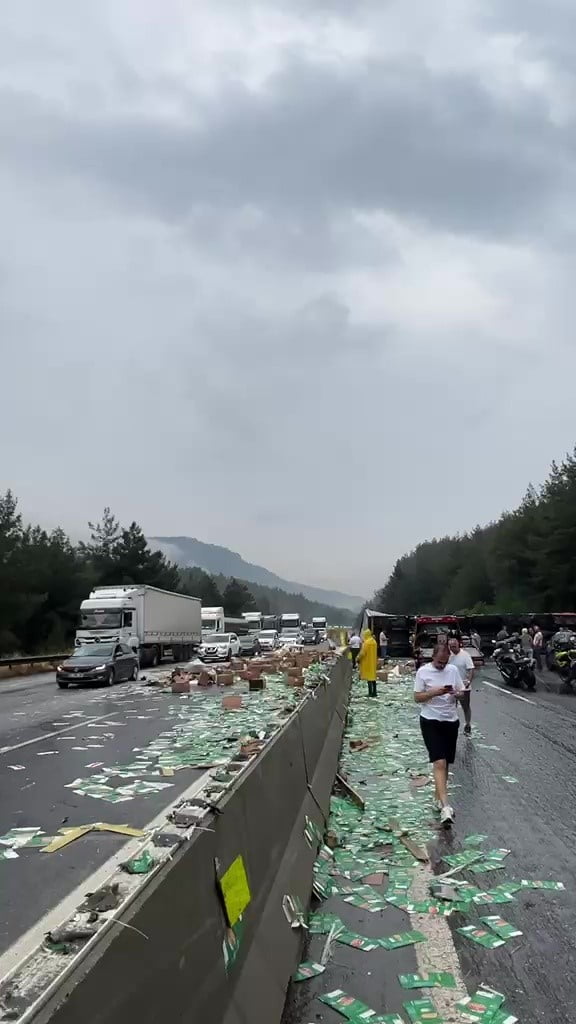 ADANA-POZANTI OTOYOLUNDA MEYDANA GELEN TIR KAZASI NEDENİYLE ADANA YÖNÜ TRAİĞE KAPANDI.
