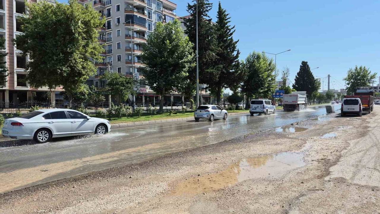 ADIYAMAN'DA BELEDİYEYE AİT ANA ŞEBEKE SU BORUSUNUN PATLAMASI NEDENİYLE ATATÜRK BULVARI'NDA SU...