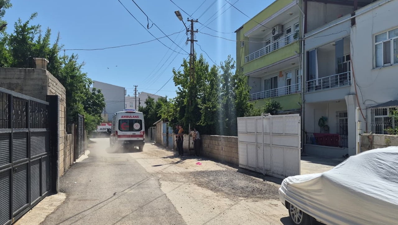 ADIYAMAN'DA, BİNANIN DAMINDAN DÜŞEN ENGELLİ GENÇ YARALANDI.