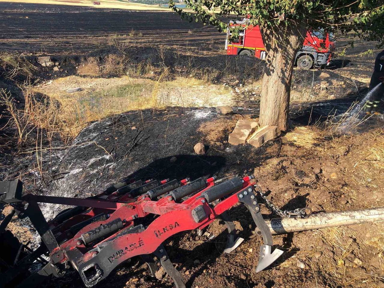 ADIYAMAN'DA ÇIKAN ANIZ YANGININA MÜDAHALE ETMEK AMACIYLA KULLANILAN TRAKTÖR, ALEVLERİN SIÇRAMASI...