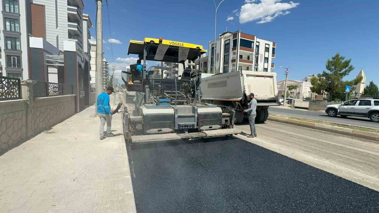 ADIYAMAN'DA ETKİSİNİ ARTIRAN SICAK HAVA, YOL YAPIM ÇALIŞMALARINDA GÖREV ALAN ASFALT EKİPLERİNİN...