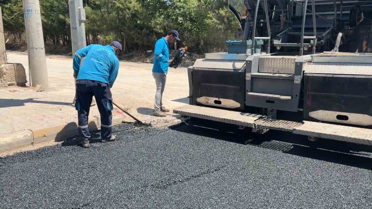 ADIYAMAN'DA ETKİSİNİ ARTIRAN SICAK HAVA, YOL YAPIM ÇALIŞMALARINDA GÖREV ALAN ASFALT EKİPLERİNİN...