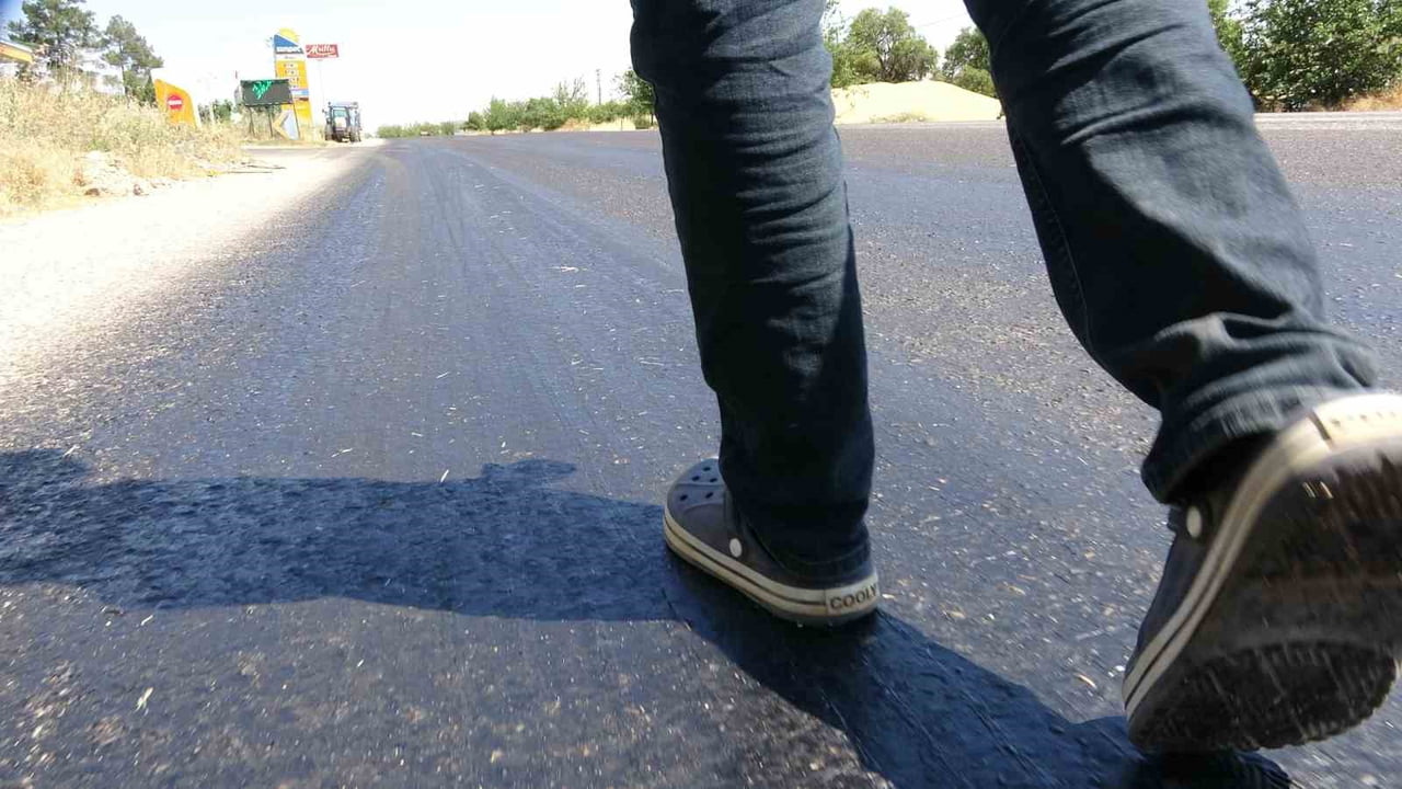 ADIYAMAN'DA HAVA SICAKLIKLARI BAZI NOKTALARDA ASFALTIN ERİMESİNE NEDEN OLDU.