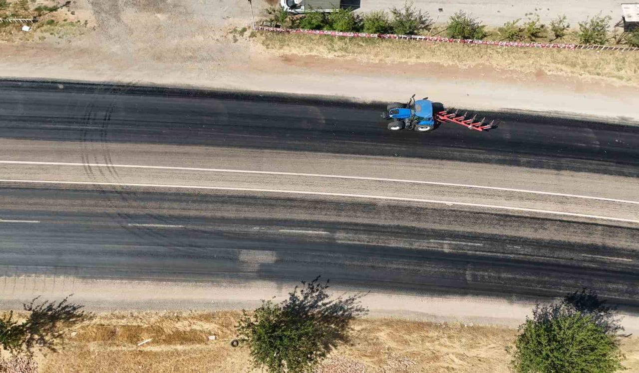 ADIYAMAN'DA HAVA SICAKLIKLARI BAZI NOKTALARDA ASFALTIN ERİMESİNE NEDEN OLDU.