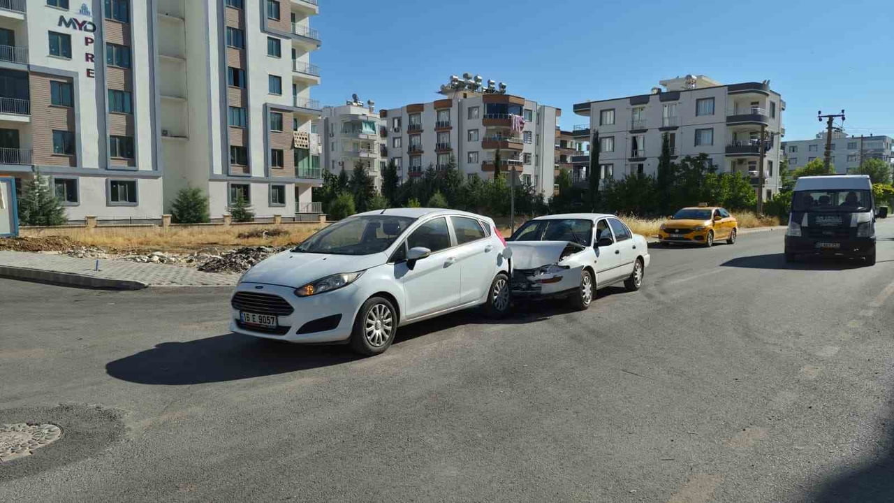 ADIYAMAN'DA İKİ OTOMOBİLİN ÇARPIŞMASI SONUCU MEYDANA GELEN TRAFİK KAZASINDA 1 KİŞİ...
