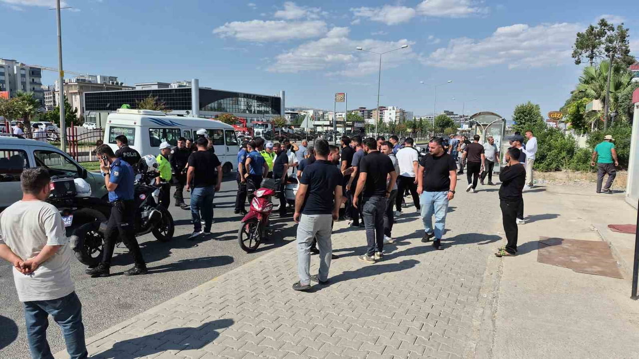 ADIYAMAN'DA İKİ OTOMOBİLİN ÇARPIŞMASI SONUCU MEYDANA GELEN TRAFİK KAZASINDA 3 KİŞİ...