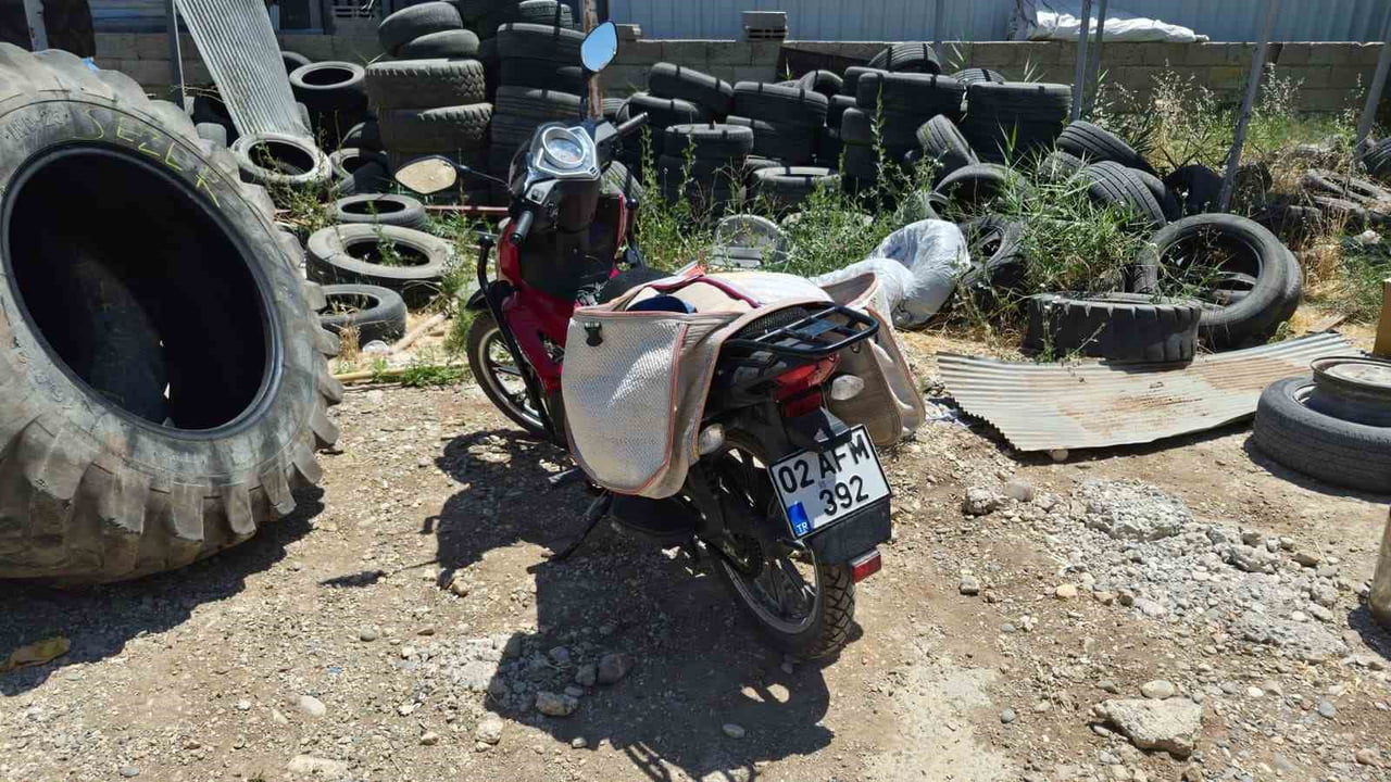 ADIYAMAN'DA MOTOSİKLETİN DEVRİLMESİ SONUCU 1 KİŞİ YARALANDI.