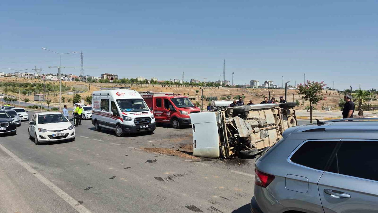 ADIYAMAN'DA OTOMOBİLİN REFÜJE ÇARPARAK TAKLA ATMASI SONUCU 1 KİŞİ YARALANDI.