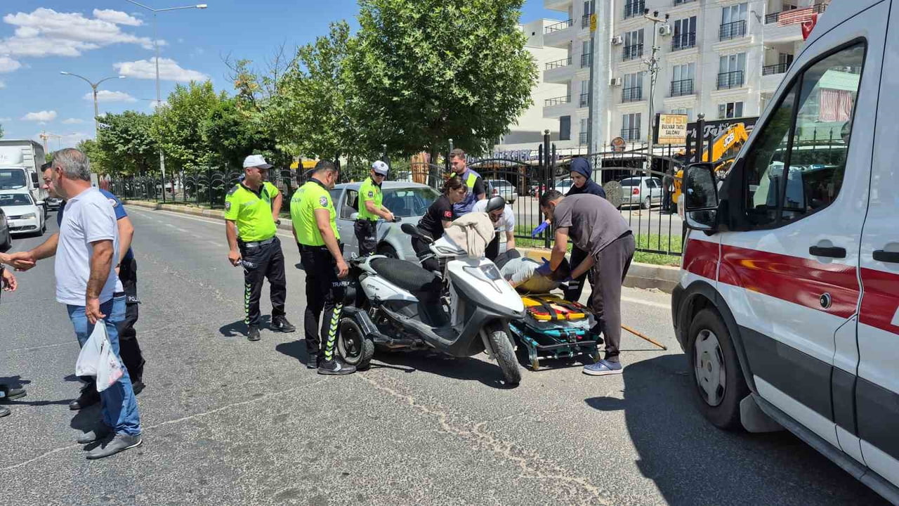 ADIYAMAN'DA OTOMOBİLLE MOTOSİKLETİN ÇARPIŞTIĞI KAZADA 1 KİŞİ YARALANDI.