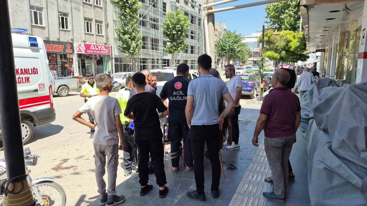 ADIYAMAN'DA PANELVAN ARAÇ İLE MOTOSİKLETİN ÇARPIŞMASI SONUCU MOTOSİKLET SÜRÜCÜSÜ KADIN İLE...