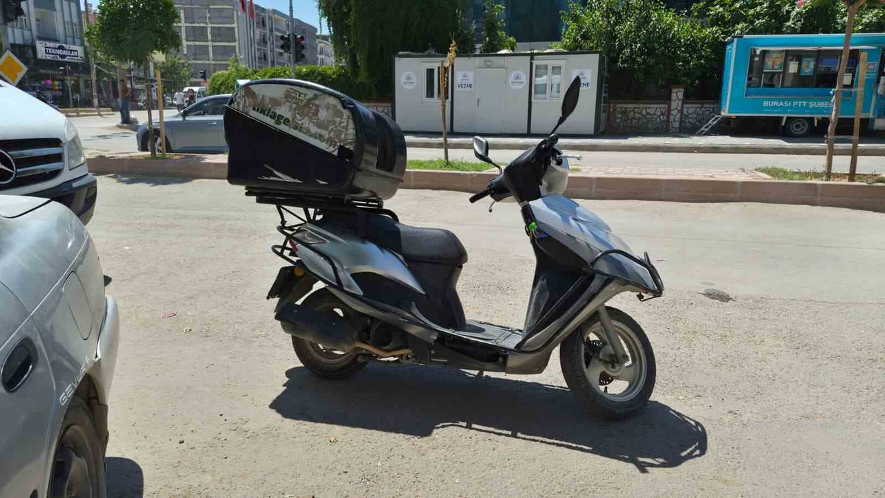 ADIYAMAN'DA RÖGAR KAPAĞI ÇEVRESİNDE OLUŞAN ÇUKUR NEDENİYLE KONTROLDEN ÇIKAN MOTOSİKLETİN...