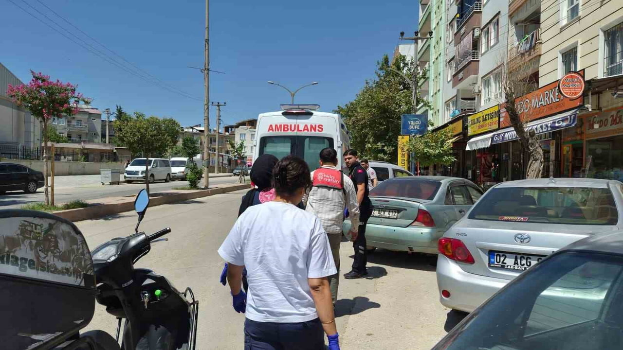 ADIYAMAN'DA RÖGAR KAPAĞI ÇEVRESİNDE OLUŞAN ÇUKUR NEDENİYLE KONTROLDEN ÇIKAN MOTOSİKLETİN...