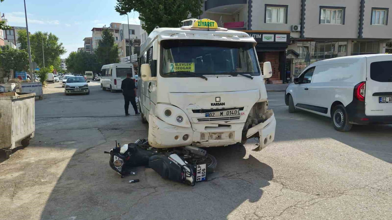 ADIYAMAN'DA ŞEHİR İÇİ MİNİBÜSÜ İLE MOTOSİKLETİN ÇARPIŞTIĞI TRAFİK KAZASINDA 1 KİŞİ...