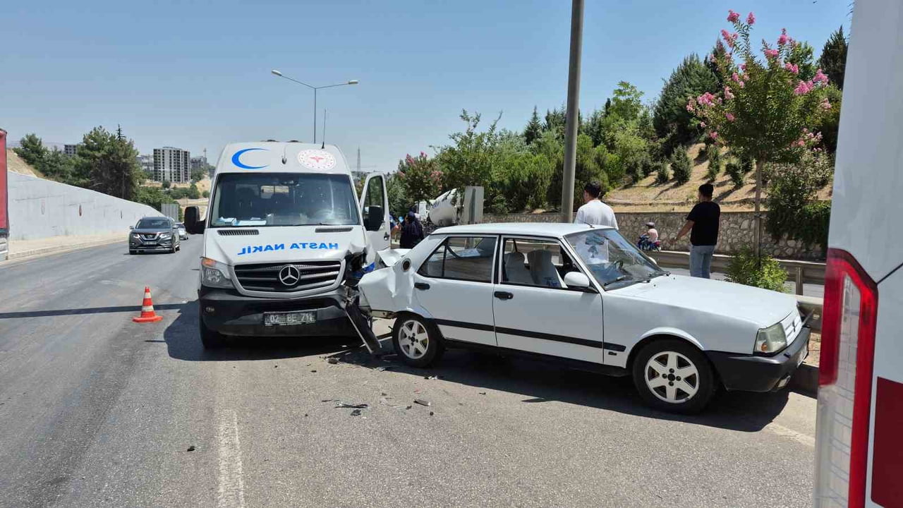 ADIYAMAN'DA, SOL ŞERİTTE ARIZALANARAK DURAN OTOMOBİLE HASTA NAKİL ARACININ ARKADAN ÇARPMASI SONUCU...