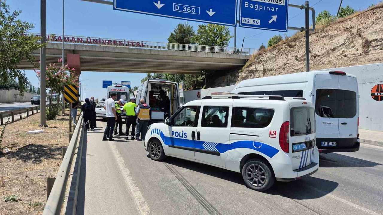 ADIYAMAN'DA, SOL ŞERİTTE ARIZALANARAK DURAN OTOMOBİLE HASTA NAKİL ARACININ ARKADAN ÇARPMASI SONUCU...