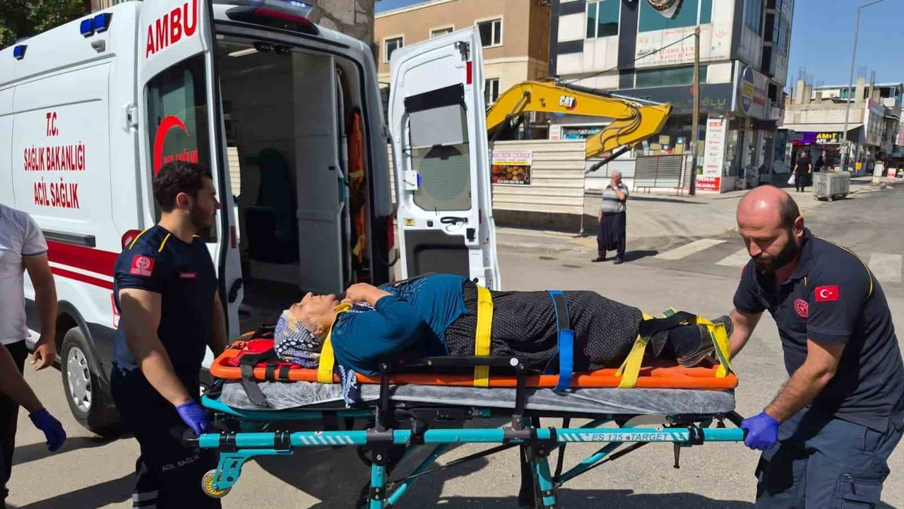 ADIYAMAN'DA YOLUN KARŞISINA GEÇMEYE ÇALIŞAN KADIN, OTOMOBİLİN ÇARPMASI SONUCU YARALANDI.