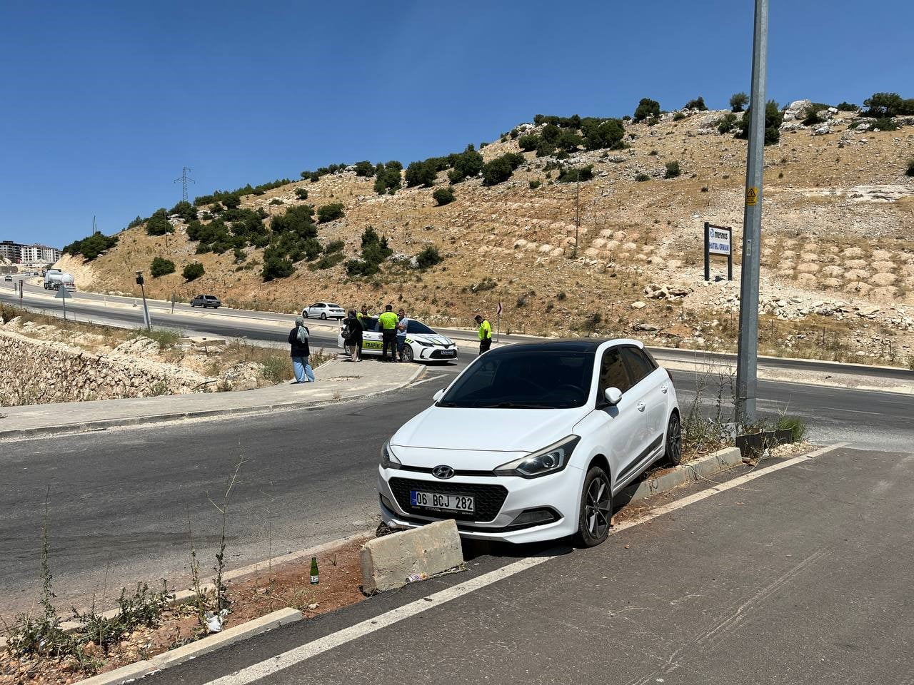 ADIYAMAN'IN BESNİ İLÇESİNDE SÜRÜCÜSÜNÜN KONTROLÜNÜ KAYBETTİĞİ OTOMOBİL REFÜJE ÇIKARAK...
