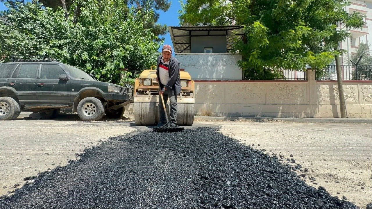 ADIYAMAN BELEDİYESİ FEN İŞLERİ MÜDÜRLÜĞÜ EKİPLERİ, KENT GENELİNDE ASFALT SERİMİ, ASFALT YAMA...