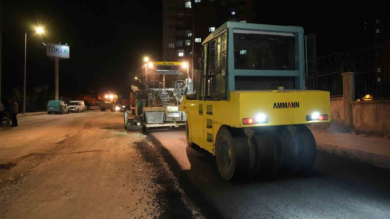 ADIYAMAN BELEDİYESİ FEN İŞLERİ MÜDÜRLÜĞÜ EKİPLERİ, MARA VE MUSALLA MAHALLELERİNDE ASFALT SERİM...