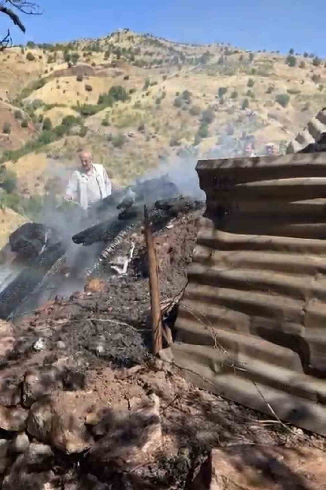 ADIYAMAN’DA BİR EVİN AMBAR VE ÇATISINDA MEYDANA GELEN YANGIN PANİĞE NEDEN OLDU.