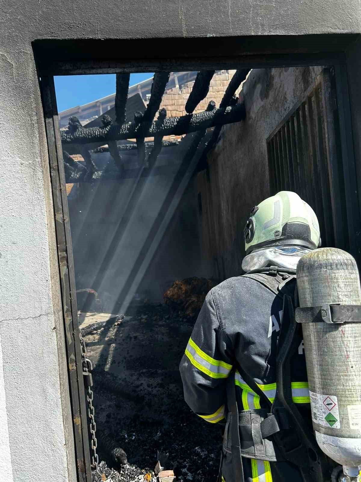 ADIYAMAN’DA BİR EVİN AMBAR VE ÇATISINDA MEYDANA GELEN YANGIN PANİĞE NEDEN OLDU.