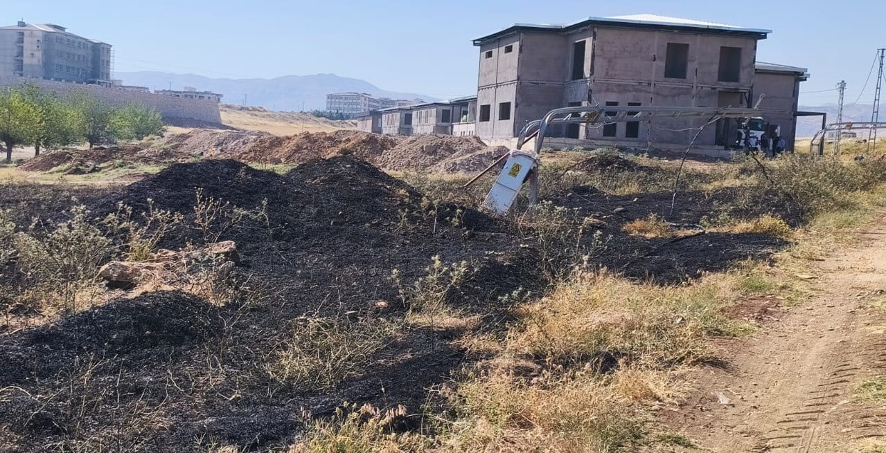 ADIYAMAN’DA BİR HAFRİYAT KAMYONUNA TAKILARAK KOPAN ELEKTRİK TELLERİ YANGINA NEDEN OLDU.