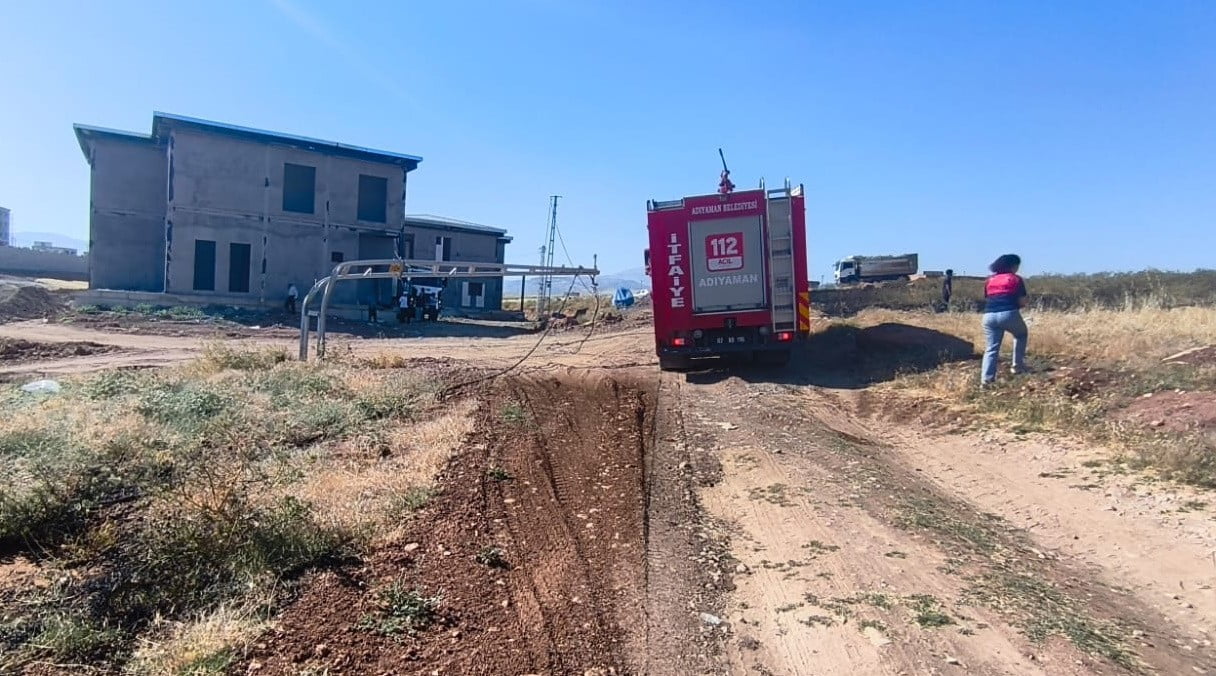 ADIYAMAN’DA BİR HAFRİYAT KAMYONUNA TAKILARAK KOPAN ELEKTRİK TELLERİ YANGINA NEDEN OLDU.