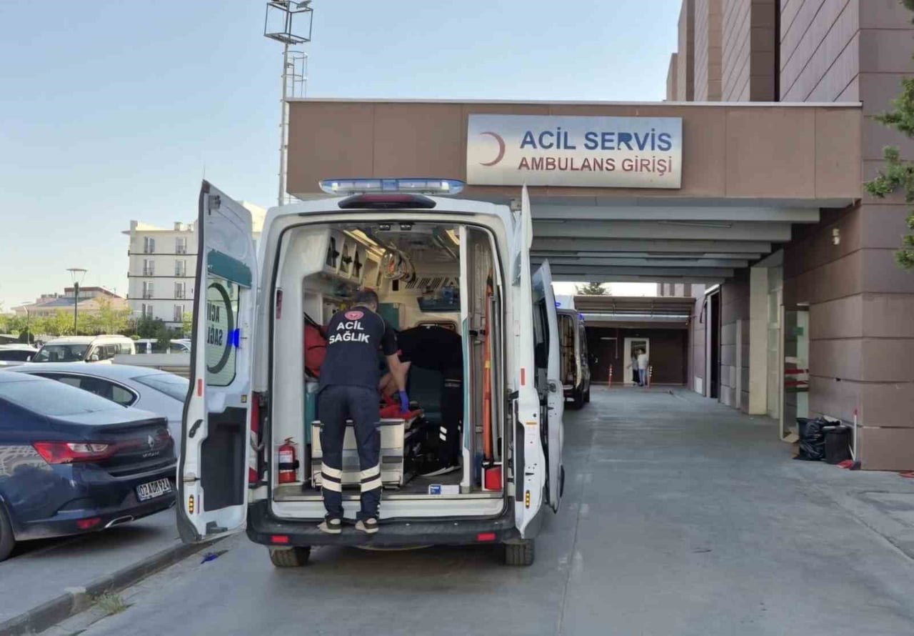 ADIYAMAN’DA, FAALİYET GÖSTEREN BİR FABRİKADA KUMAŞ TIRAŞLAMA MAKİNESİNE ELİNİ KAPTIRAN İŞÇİ...