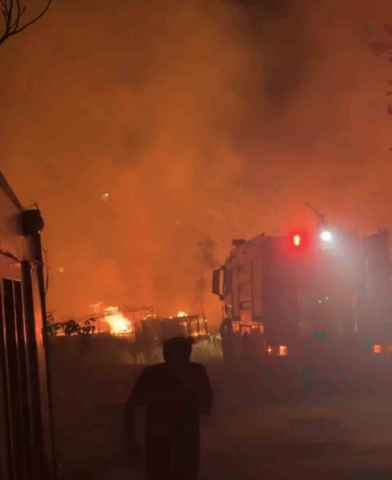 ADIYAMAN’DA, GECE SAATLERİNDE MEYDANA GELEN ANIZ YANGININ BAHÇEYE SIÇRAMASI SONRASI BİR ÇOK HAYVAN...