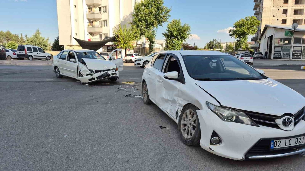 ADIYAMAN’DA İKİ OTOMOBİLİN ÇARPIŞMASI SONUCU 1’İ AĞIR 3 KİŞİ YARALANDI.